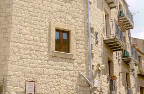 Gangi Bed & Breakfast | Cozy B&B DEL CORSO: Family-Friendly with Breakfast Included