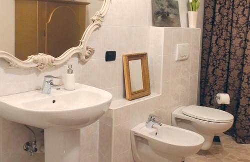 Biella Bed & Breakfast | Top-Rated B&B Del Piazzo: Family-Friendly with Breakfast