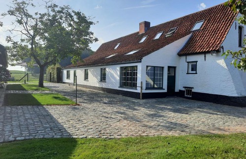 Beernem Bed & Breakfast | Top-Rated B&B Den Bruynen Bergh with Relaxing Hot Tub