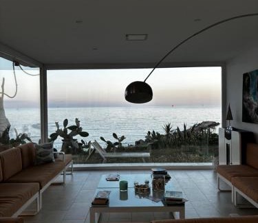 Crotone Bed & Breakfast | Pet-Friendly B&B Do'mmilio: Oceanfront Retreat with Pool