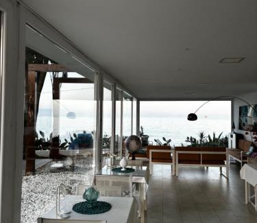 Crotone Bed & Breakfast | Pet-Friendly B&B Do'mmilio: Oceanfront Retreat with Pool