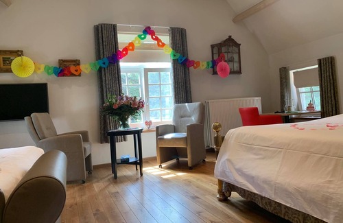 Rooi Bed & Breakfast | Top-Rated B&B Domein Rodin with Pool & Restaurant