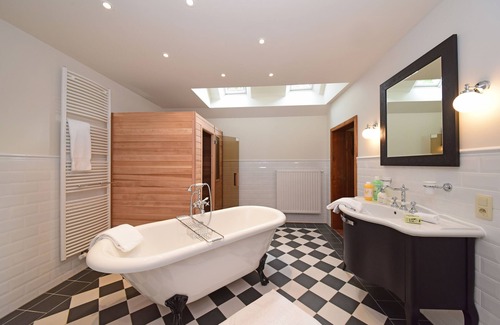 Rooi Bed & Breakfast | Top-Rated B&B Domein Rodin with Pool & Restaurant