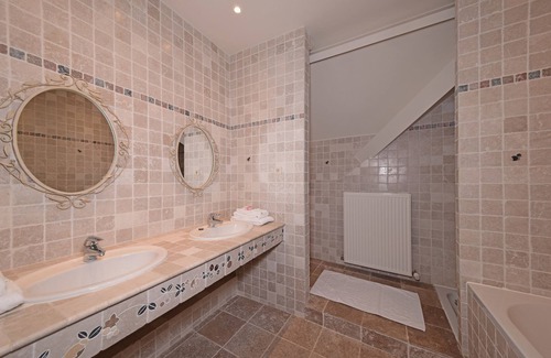 Rooi Bed & Breakfast | Top-Rated B&B Domein Rodin with Pool & Restaurant