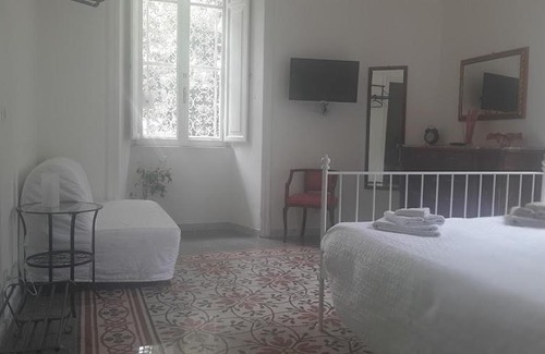 Monti Bed & Breakfast | Discover B&B Domus Aurea: 4-Star, Pet-Friendly Haven