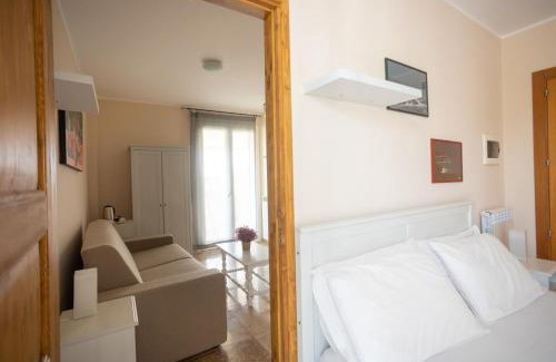 Vignacastrisi Bed & Breakfast | Relax at B&B DonnaLina: Oceanfront Oasis with Pool