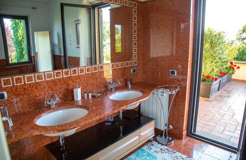 Viterbo Bed & Breakfast | Discover B&B Ellera Viterbo: Spa and Hot Tub Retreat