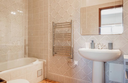 Albufeira Bed & Breakfast | Relax at B&B Entrecolinas: Spa, Pool & Child-Friendly Stays