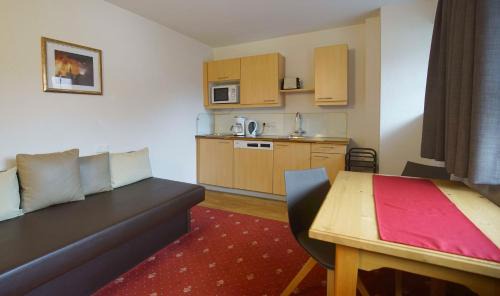 Lermoos House | Pet-Friendly B&B Gästehaus Alpenblick with Ocean Views