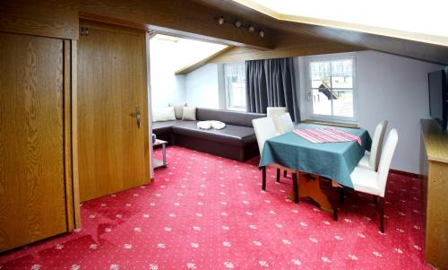 Lermoos House | Pet-Friendly B&B Gästehaus Alpenblick with Ocean Views