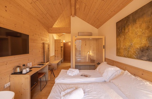 Pieve di Cadore Bed & Breakfast | Experience Serenity at B&B GIALLO - Lampone Wellness Room