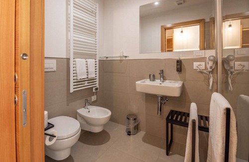 Pieve di Cadore Bed & Breakfast | Experience Serenity at B&B GIALLO - Lampone Wellness Room