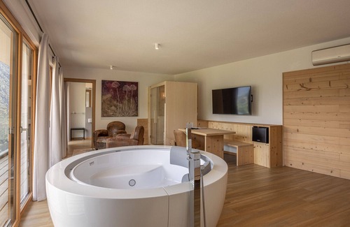 Pieve di Cadore Bed & Breakfast | Unwind at B&B GIALLO's Nigritella Wellness Suite