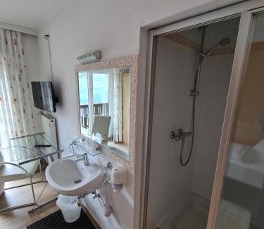 Obertraun Bed & Breakfast | Relax at B&B Hallstatt Lake with Self Check-In & Dining