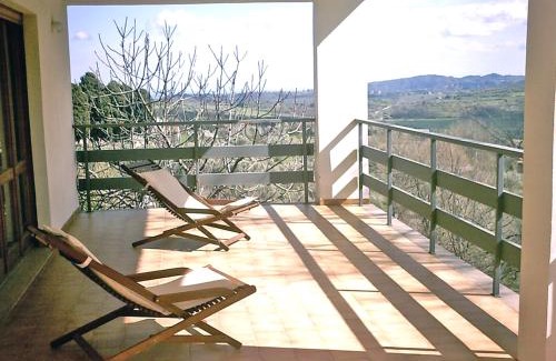 Olivadi Bed & Breakfast | Bright B&B Hollywood: Family-Friendly with High Ratings