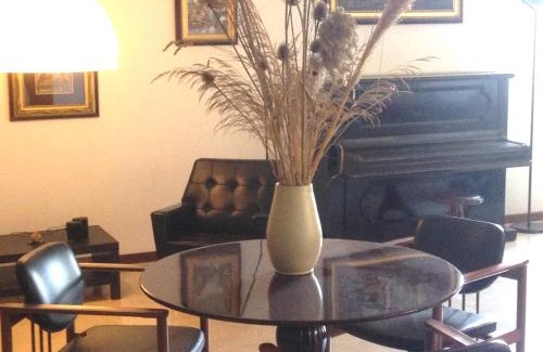 Olivadi Bed & Breakfast | Bright B&B Hollywood: Family-Friendly with High Ratings