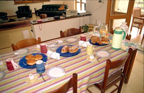 Olivadi Bed & Breakfast | Bright B&B Hollywood: Family-Friendly with High Ratings