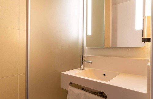 Le Tholonet Hotel | Guest Rated B&B HOTEL Aix-en-Provence Le Tholonet Awaits