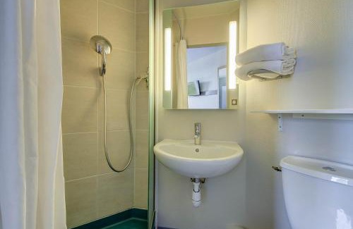 Savigny-les-Beaune Hotel | Comfortable B&B HOTEL BEAUNE Nord: Pet-Friendly Retreat