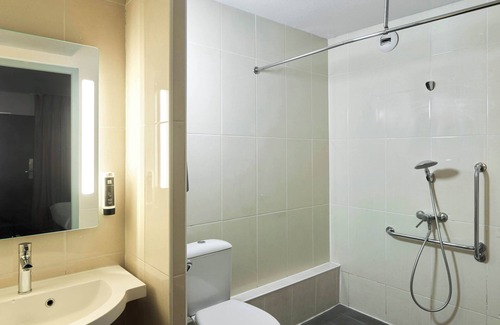 Bretigny-sur-Orge Hotel | Cozy B&B HOTEL Brétigny-sur-Orge with Breakfast Included