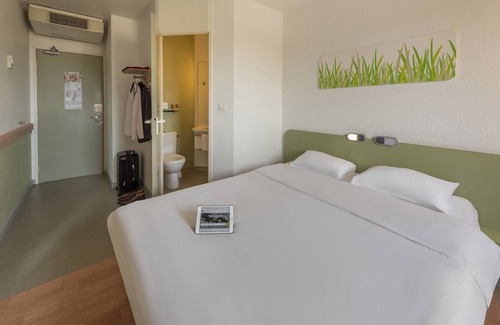 Calais Frethun Hotel | Cozy B&B HOTEL Calais Terminal: Family-Friendly Getaway