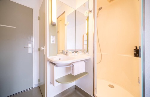 Calais Frethun Hotel | Cozy B&B HOTEL Calais Terminal: Family-Friendly Getaway