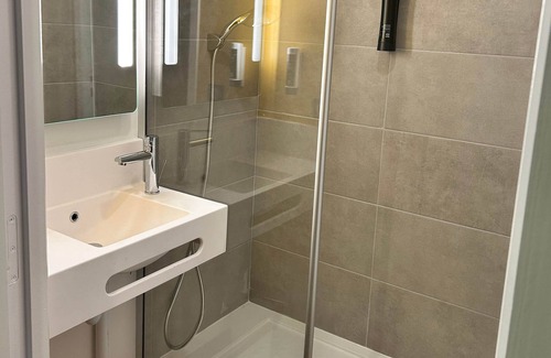 Genay Hotel | Comfortable Stay at B&B HOTEL Massieux Genay with Spa