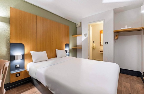 Villars Hotel | Comfortable B&B HOTEL Saint-Etienne La Terrasse with Breakfast
