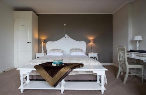 Huisduinen Hotel | Ocean View Retreat at B & B Hotel The Baron Crown