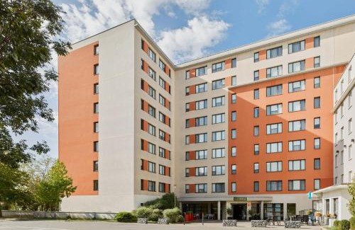 Velizy-Villacoublay Hotel | Pet-Friendly B&B HOTEL Vélizy Est with Breakfast & Dining