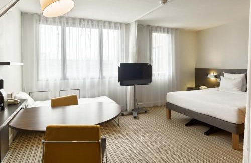 Velizy-Villacoublay Hotel | Pet-Friendly B&B HOTEL Vélizy Est with Breakfast & Dining