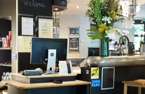Velizy-Villacoublay Hotel | Pet-Friendly B&B HOTEL Vélizy Est with Breakfast & Dining