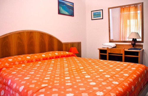 Serra San Quirico Bed & Breakfast | Discover B&B Il Colle: Pet-Friendly Retreat with Hot Tub