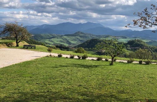 Urbino Bed & Breakfast | Top-Rated B&B Il Passo: Pet-Friendly with Hot Tub Access