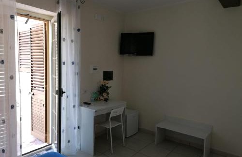 Gianola Bed & Breakfast | Beachfront B&B Il Tulipano: Family-Friendly with Ocean Views