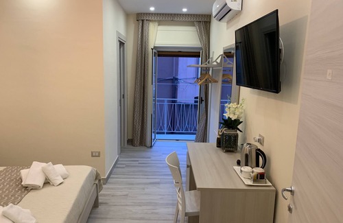 Crotone Bed & Breakfast | Cozy B&B In Centro with Breakfast & Family-Friendly Amenities