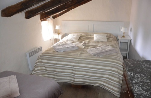 Monieux House | B & B in Hamlet house between the Ventoux and the plain