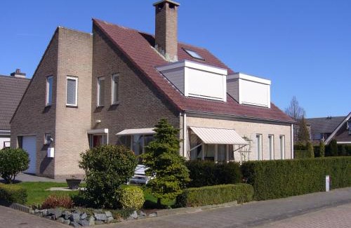 Zuid-Beijerland Bed & Breakfast | Scenic B&B Korendijk: Oceanfront Relaxation Awaits