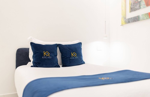 Crotone Bed & Breakfast | Oceanfront Single Room at B&B Kreart Suites & Rooms