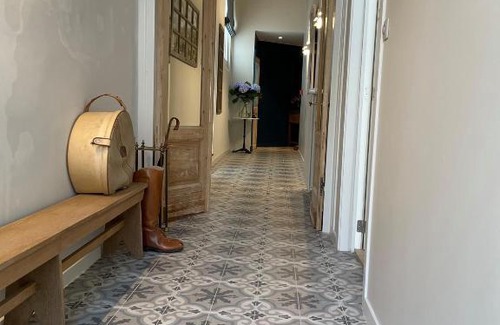 Historical Center Bruges Bed & Breakfast | Experience B&B l'histoire de l'éclair with Pet-Friendly Comfort