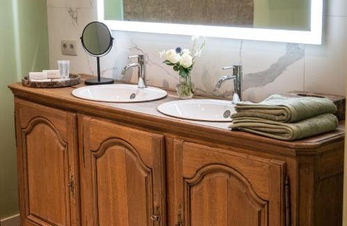 Historical Center Bruges Bed & Breakfast | Experience B&B l'histoire de l'éclair with Pet-Friendly Comfort
