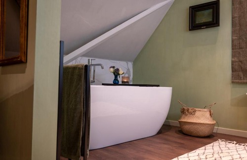 Historical Center Bruges Bed & Breakfast | Experience B&B l'histoire de l'éclair with Pet-Friendly Comfort