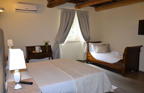 Vicopelago Bed & Breakfast | Inviting B&B La Bella Lucca: Family-Friendly with Breakfast
