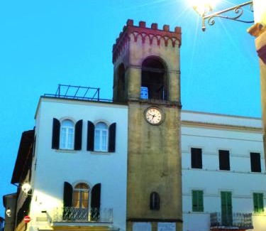 Contrada Castello Bed & Breakfast | Pet-Friendly B&B La Loggia e L’Orologio with Breakfast