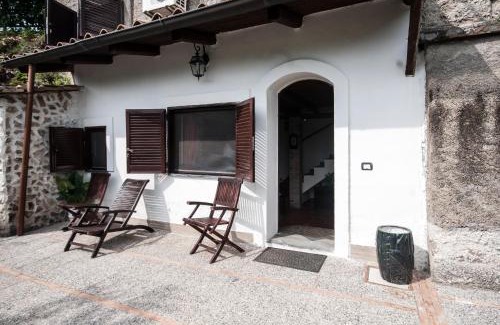 Marini Bed & Breakfast | Pet-Friendly B&B La Mimosa with Pool and Breakfast Included