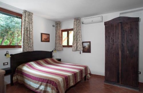 Posillipo Bed & Breakfast | Inviting B&B La Nave: Oceanfront Retreat with Hot Tub
