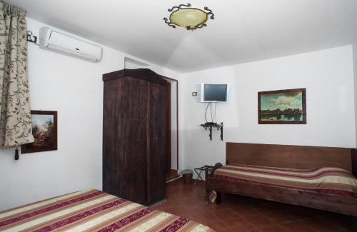 Posillipo Bed & Breakfast | Inviting B&B La Nave: Oceanfront Retreat with Hot Tub