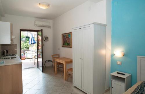 Posillipo Bed & Breakfast | Inviting B&B La Nave: Oceanfront Retreat with Hot Tub