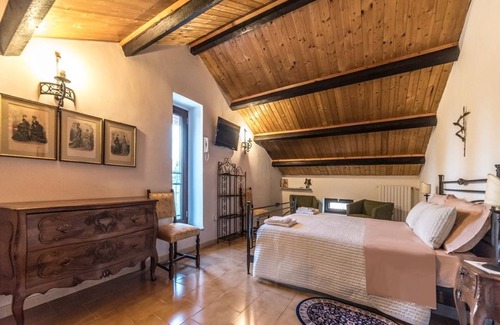 Rocchetta a Volturno House | Relax at B&B La Sorgente with Pool, Spa & Breakfast
