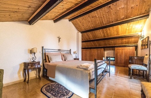 Rocchetta a Volturno House | Relax at B&B La Sorgente with Pool, Spa & Breakfast